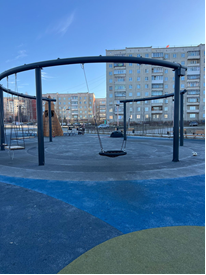 Конструкция с подвесными качелями